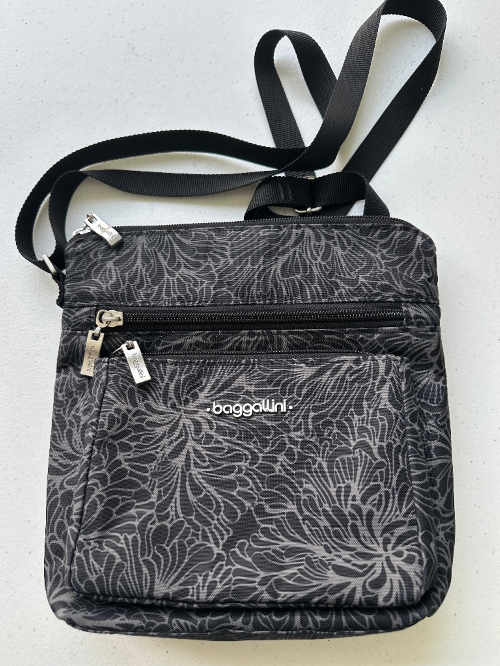 Baggallini Pocket Crossbody Bag Midnight Blossom Black Gray EUC